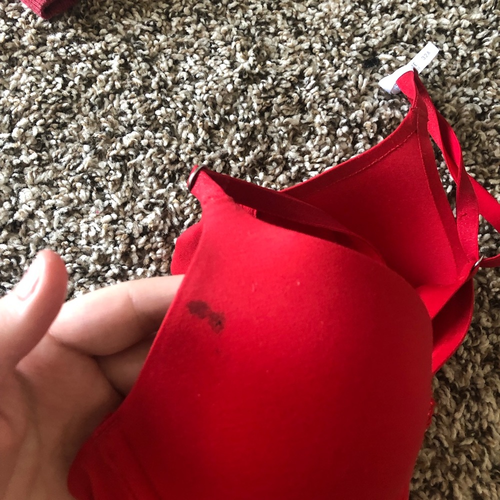Red Bra - Picture 3 of 4